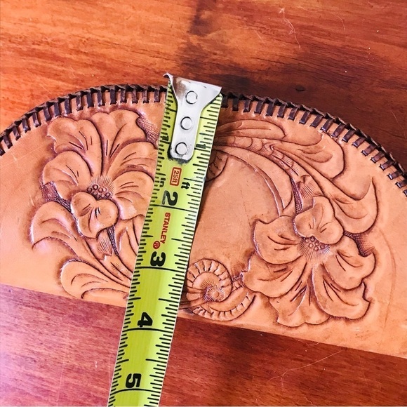 Vintage tooled leather zippered pouch or clutch - Picture 2 of 9